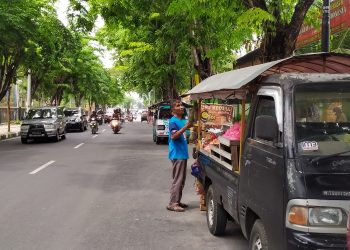 PKL Kembali Berjualan di Pinggir Jalan
