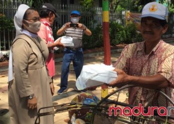 Bagi-bagi Sembako Jemaah Gereja Katolik dan Orang Thionghoa Indonesia Pamekasan