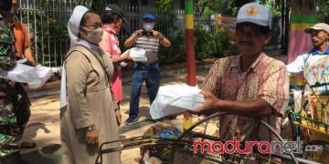Bagi-bagi Sembako Jemaah Gereja Katolik dan Orang Thionghoa Indonesia Pamekasan 