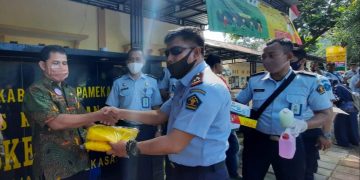 Kalapas Hingga Kepala Madrasah Getol Bagikan APD