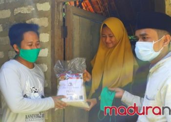Aliansi Jurnalis Pamekasan Blusukan Bagikan Sembako dan Masker