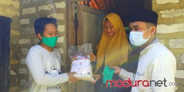 Aliansi Jurnalis Pamekasan Blusukan Bagikan Sembako dan Masker