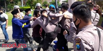 Demonstrasi Penolakan Tambang Ilegal Aktivis PMII Pamekasan Bentrok Hingga Berdarah