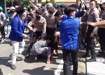 Bupati Pamekasan dan Polisi Tuai Kecaman Usai Demonstrasi Berdarah