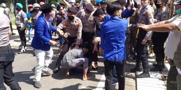 Bupati Pamekasan dan Polisi Tuai Kecaman Usai Demonstrasi Berdarah