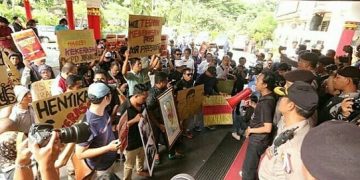 Aktivisi jurnalis yang tergabung dalam Aliansi Jurnalis Independen saat demonstrasi