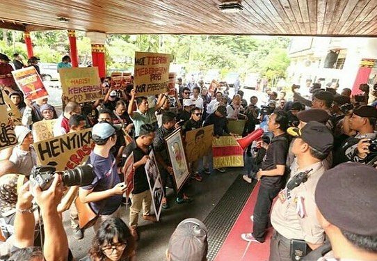 Aktivisi jurnalis yang tergabung dalam Aliansi Jurnalis Independen saat demonstrasi