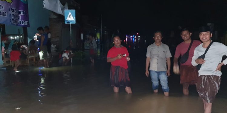 Komunitas Kopi Pak Saleh Bagikan Makanan ke Korban Banjir