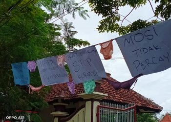 Alpart Bikin Jemuran Celana Dalam di Depan Kantor DPRD Pamekasan