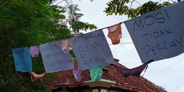 Alpart Bikin Jemuran Celana Dalam di Depan Kantor DPRD Pamekasan
