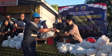 Kalapas Pamekasan Bagikan Bantuan ke Warga Pra Sejahtera