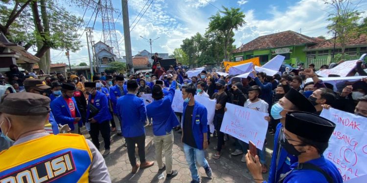 Kawal Galian C Ilegal PMII Turun Jalan Lagi Blokade Kantor Bupati Pamekasan