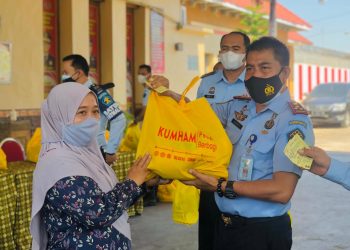 Lapas Pamekasan Bagikan 200 Paket Sembako ke Warga Terdampak PPKM