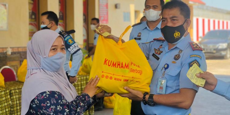 Lapas Pamekasan Bagikan 200 Paket Sembako ke Warga Terdampak PPKM