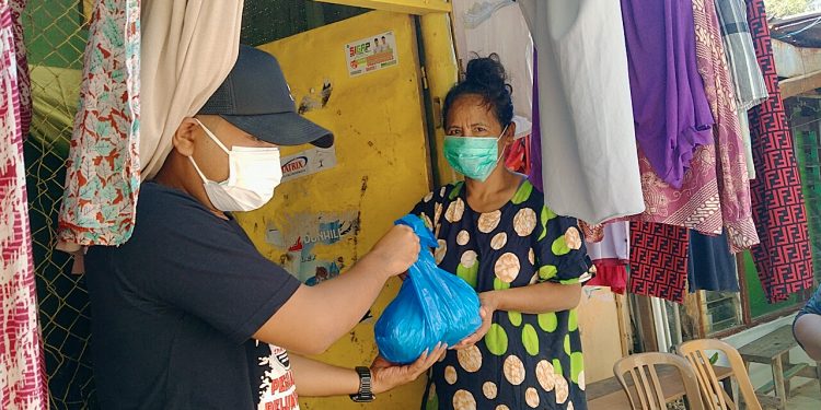 Jaka Jatim Pamekasan Tabur-tabur Sembako ke Warga yang Isoman