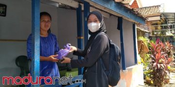 Mahasiswa Peraih Beasiswa BI Bagikan Sembako di Hari Ibu