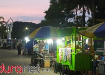 Cara PKL Pamekasan Tetap Berjualan di Malam Tahun Baru