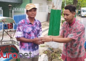 Tukang Becak Terima Nasi Bungkus Gratis dari Rumah Makan Pecel Madiun