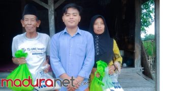 Pelajar NU Camplong Bagi-Bagi Sembako ke Warga Miskin