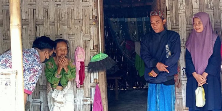 Forum Mahasiswa dan Pemuda Kadur Bagikan Sembako ke Duafa