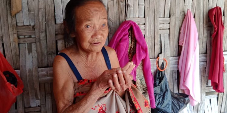 Satuma, Lansia Sebatang Kara Hidup di Rumah Gedek Bambu
