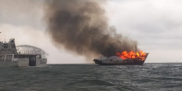 Kapal Motor di Sumenep Angkut Ribuan LPG Terbakar