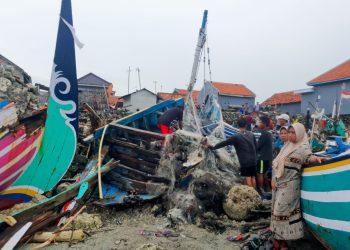 Gelombang Besar Hancurkan 20 Perahu Nelayan di Pamekasan