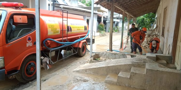 Bersihkan Lumpur Bekas Banjir Harus Bayar  Jutaan