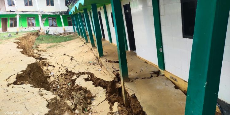 Santri di Sampang Mengungsi Akibat Sekolahnya Nyaris Roboh