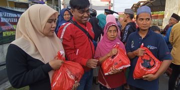 Warga Pegantenan Kegirangan Dapat Sembako dari PDIP