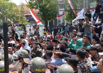 Demo Tolak Rocky Gerung di Sampang Polis Bentrok dengan Massa