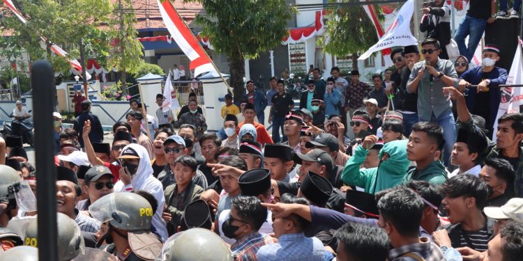 Demo Tolak Rocky Gerung di Sampang Polis Bentrok dengan Massa