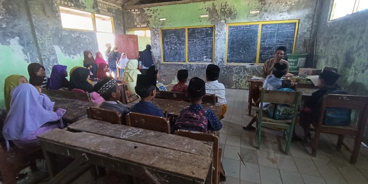 Madrasah di Pamekasan Terancam Roboh, Gurunya Dihonor Tak Menentu