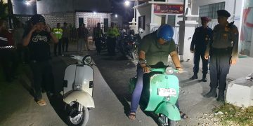 Usai Putusan MK Kapolres Pamekasan Pantau Gudang Logistik KPU Sambil Naik Vespa