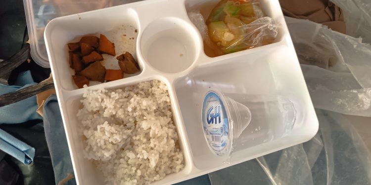 Lansia di Pamekasan Terima Nasi Basi dari Program Makan Gratis