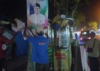 Satpol PP Pamekasan Berantas Baleho Ketua PKB yang Dipaku di Pohon