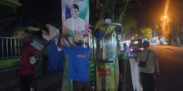 Satpol PP Pamekasan Berantas Baleho Ketua PKB yang Dipaku di Pohon