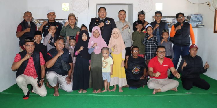 Kapolres Pamekasan Bersama Komunitas Vespa Rayakan Kemerdekaan Bersama Anak Yatim