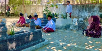 Arungi Pilkada Taufadi Nyekar ke Makam Gurunya