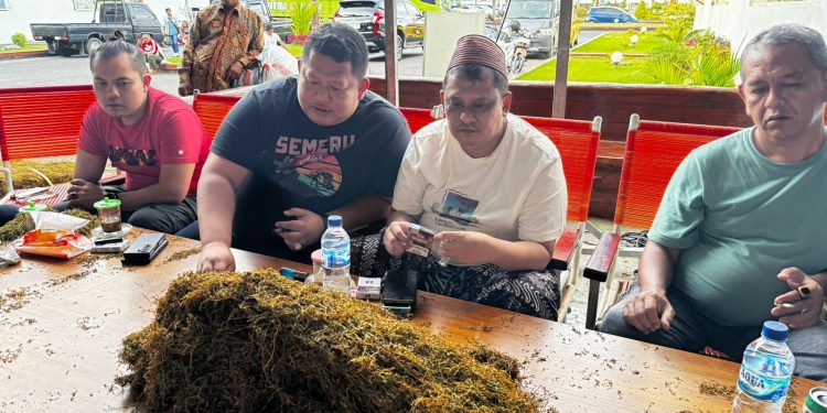 Kapolres Pamekasan Ikut Menyortir Tembakau di Gudang Bawang Mas