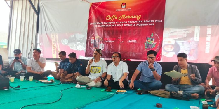 KPU Pamekasan Gandeng Aktivis Warkop Pak Saleh Beri Pendidikan Politik