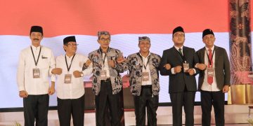 Outfit Batik Sekar Jagad Paslon Kharisma Menyita Minat Publik