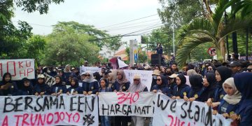 Kawal Pembunuhan Mahasiswa Rektor UTM Bersama Dosen Turun Jalan