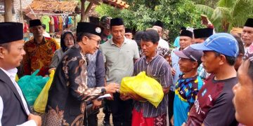 Kiai Kholil dan Sukri Santuni Korban Puting Beliung