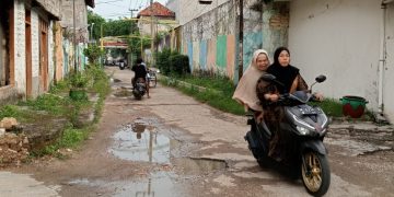 Warga Temenggungan Minta Jalan Rusak Diperbaiki