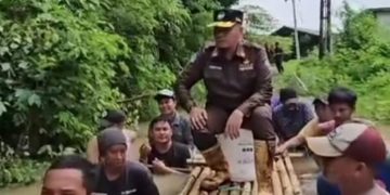 Naik Rakit Saat Banjir Dirut PDAM Bangkalan Dicibir Warganet
