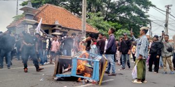 Mahasiswa dan PKL Bakar Gerobak di Depan Kantor DPRD Pamekasan