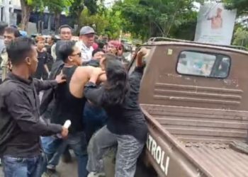 Pol PP Bentrok dengan PKL yang Ngotot Buka Lapak Kembali di Arek Lancor