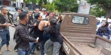 Pol PP Bentrok dengan PKL yang Ngotot Buka Lapak Kembali di Arek Lancor