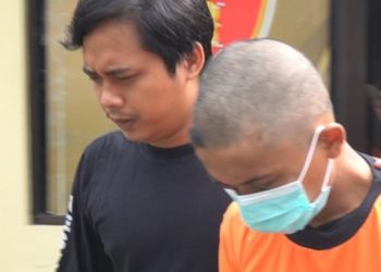 Kendarai Mobil Sedan Pria Bersarung Gasak Kotak Amal 
